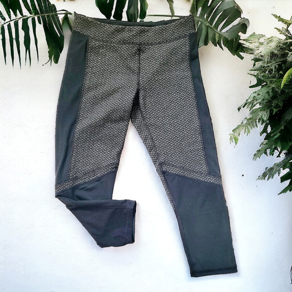 Champion black zippered pocket capri leggings